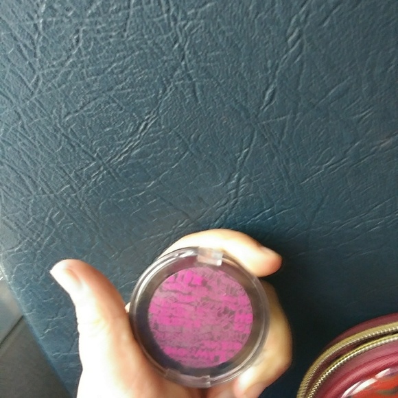 Black eye shadow - Picture 3 of 3